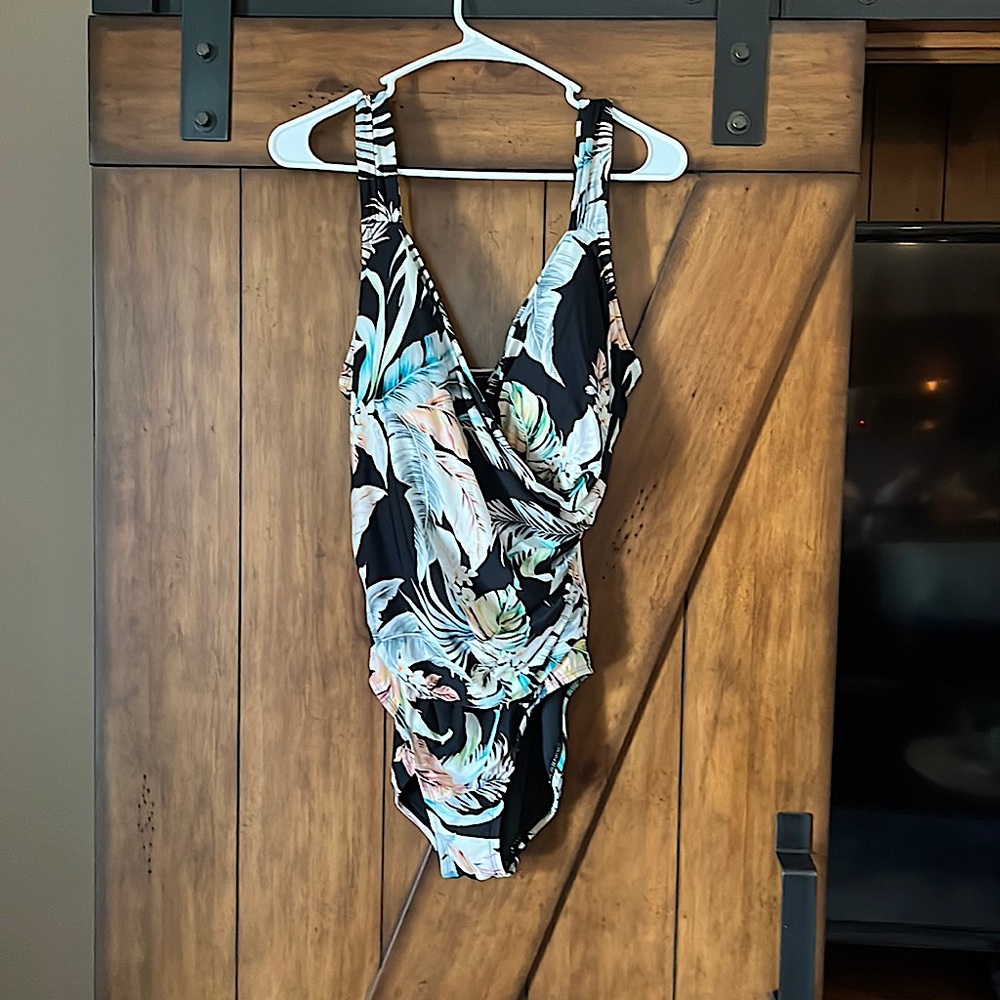 New black tropical jantzen suit with built in paded bra, tummy control!